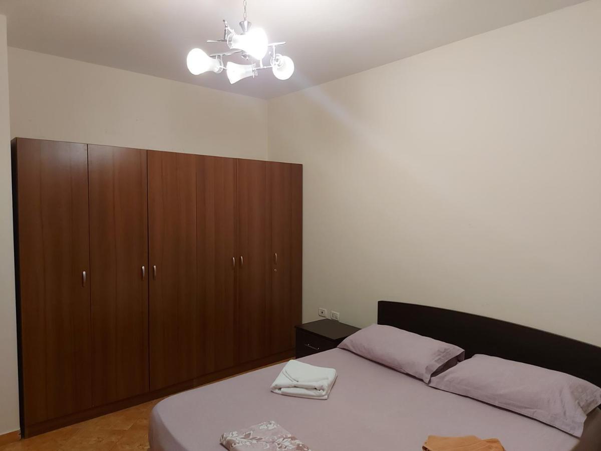 Appartamento Mano' S Place Tirana Esterno foto