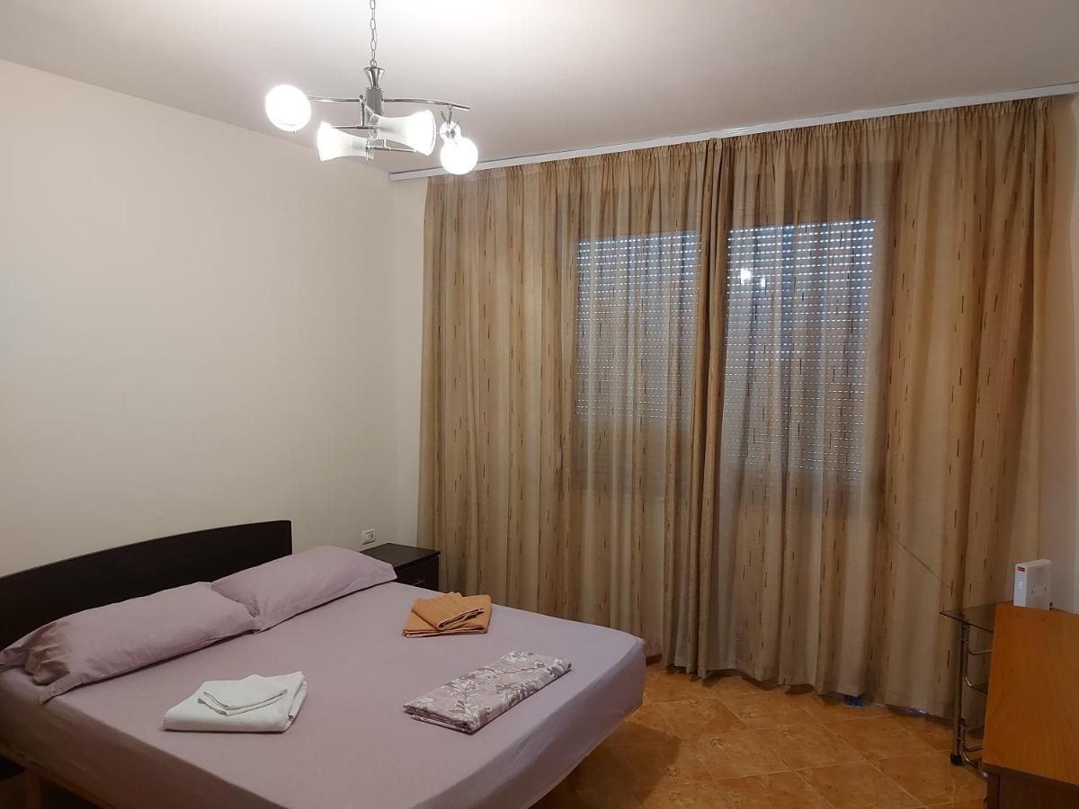 Appartamento Mano' S Place Tirana Esterno foto